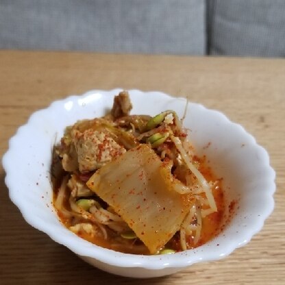 キムチ鍋は定期的に食べたくなります。野菜は冷蔵庫にあるもので作りました。キムチを炒めるのがポイントですね︎☺︎美味しかったです︎☺︎